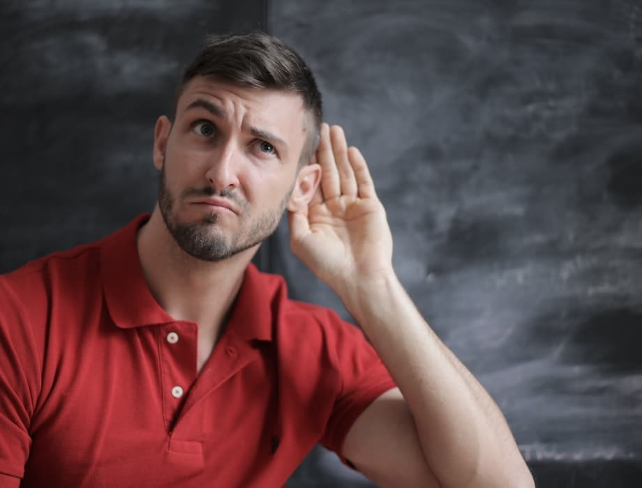 Professor escutando alunos