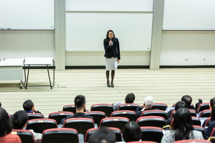 Professora realizando palestra
